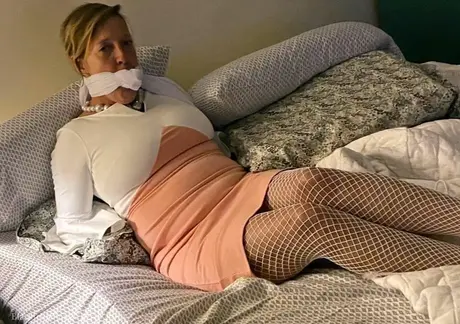 Amatören Lady Meyer med munkavle och bunden i olika rum hemma