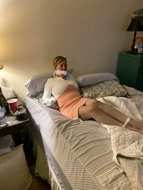 Amatören Lady Meyer med munkavle och bunden i olika rum hemma