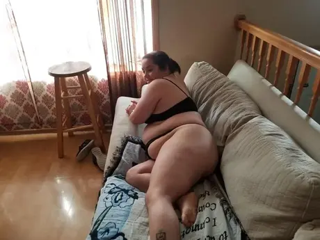 Amatøragtig, sexet NE BBW i midteralderen viser stor bagdel frem i solosession