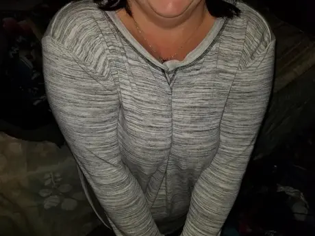 Amatøragtig, sexet NE BBW i midteralderen viser stor bagdel frem i solosession