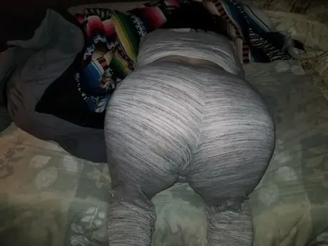 Amatøragtig, sexet NE BBW i midteralderen viser stor bagdel frem i solosession