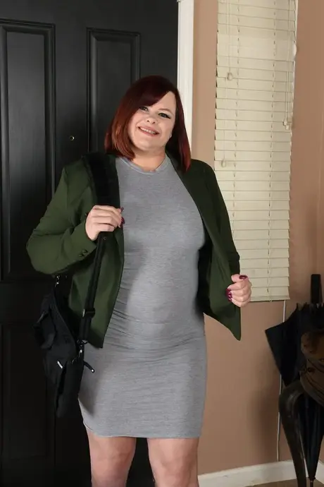 业余MILF Marcy Diamond展示她曲线优美的臀部并张开她的阴部