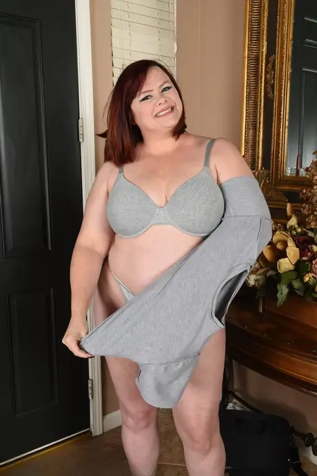 Amatør-MILF Marcy Diamond viser sin kurvede røv frem og spreder sin fisse