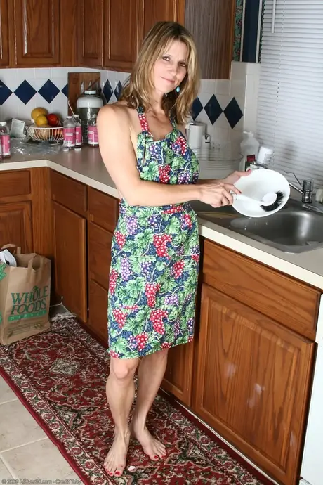 Amatérská MILF Veronica B předvádí své žhavé tělo a masturbuje v kuchyni