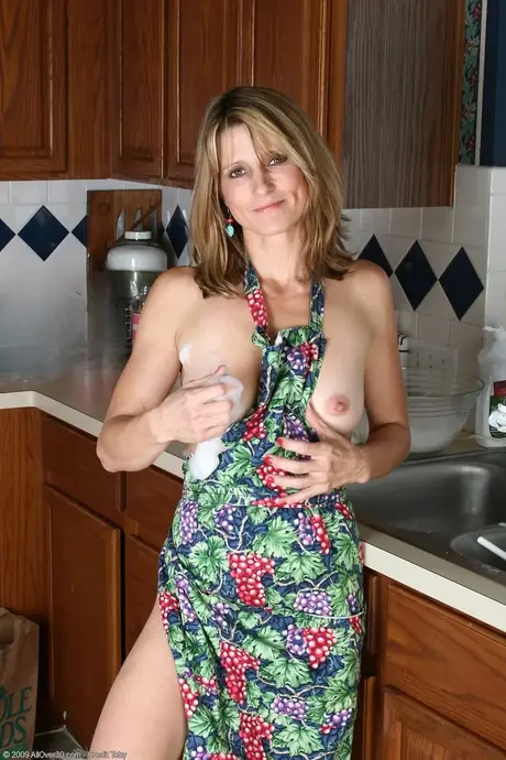 Amatérská MILF Veronica B předvádí své žhavé tělo a masturbuje v kuchyni