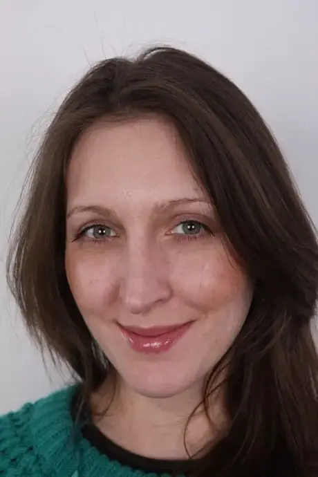 Amatérská modelka Kristyna si svléká zimní oblečení na své první nahé focení