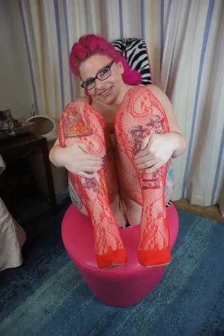 Amateur Mollie Foxxx pronkt met haar geschoren kut in rode kousen