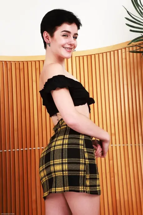 アマチュアのRosalyn Sphinxが服を脱いでマンコを披露
