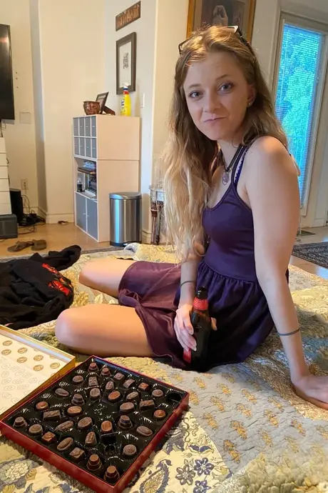 La douce amatrice Riley Star écarte ses grosses fesses et dévoile sa chatte humide