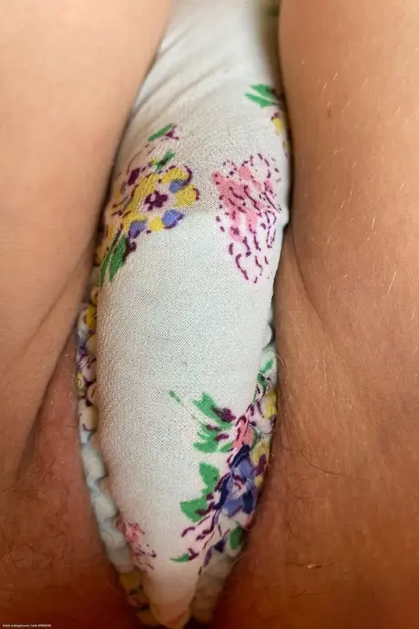 Amateur-Teen Riley Star präsentiert ihre leckeren Füße, behaarte Muschi und ihren großen Arsch