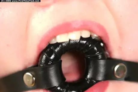 Amatérská žena se zmítá v lanovém bondage a slintá přes kroužkovou roubík