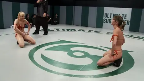 Des lutteuses amateurs retirent leurs bikinis en plein match sur le tapis