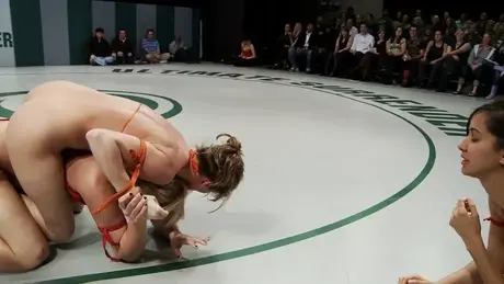 Des lutteuses amateurs retirent leurs bikinis en plein match sur le tapis