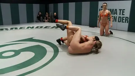 Des lutteuses amateurs retirent leurs bikinis en plein match sur le tapis