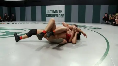 Des lutteuses amateurs retirent leurs bikinis en plein match sur le tapis