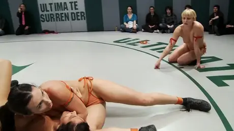 Des lutteuses amateurs retirent leurs bikinis en plein match sur le tapis