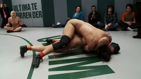 Des lutteuses amateurs retirent leurs bikinis en plein match sur le tapis