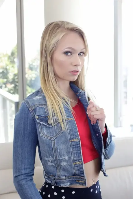 La blonde Dakota James exhibe son incroyable fessier dans un string rose