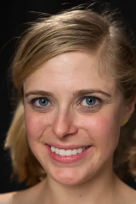 Blonda Penny Pax med flätor poserar upp och ner med bundna stora bröst