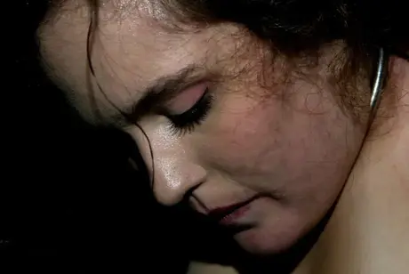 Blondine bindt brunette vast voor tepelpiercing