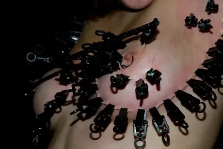 Blondine bindt brunette vast voor tepelpiercing