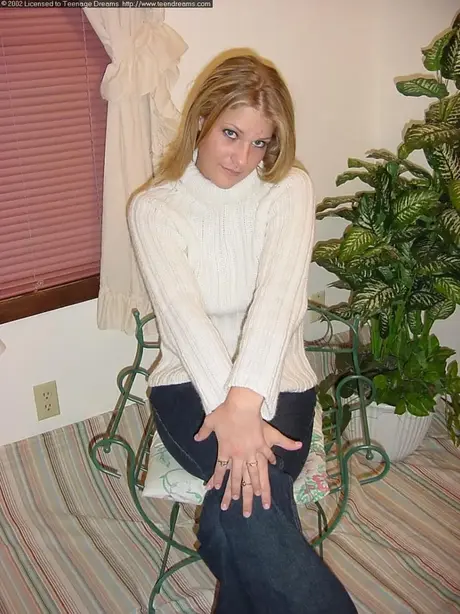 Giovane bionda si toglie maglione e jeans per il suo primo servizio fotografico nuda