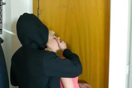 Mujer rubia atada con cuerda y amordazada, pechos expuestos