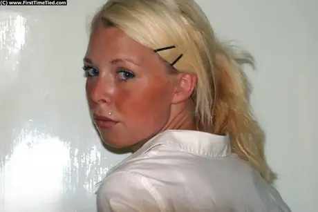Blond kvinde i sort nederdel og hvid bluse i håndjern