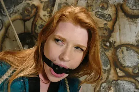 Sessão de bondage: a ruiva Madison Young se masturba com uma mordaça de bola