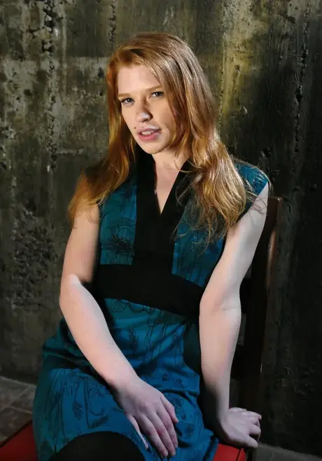 Sessão de bondage: a ruiva Madison Young se masturba com uma mordaça de bola