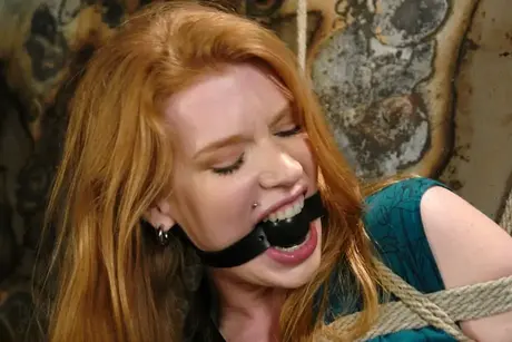 Sessão de bondage: a ruiva Madison Young se masturba com uma mordaça de bola