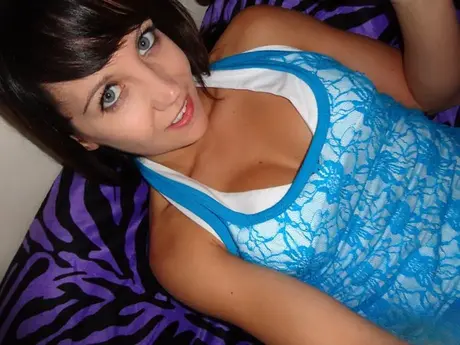 La morena Andi Land usa un vibrador en una escena en solitario grabada por ella misma