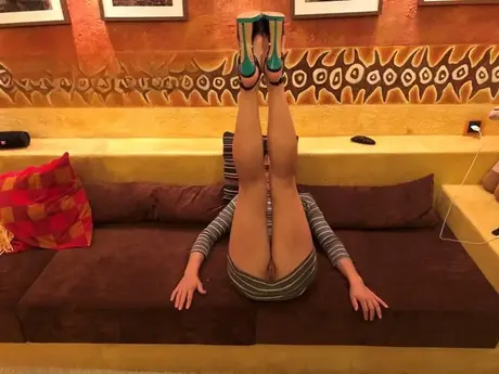 Brunette Malika opent haar benen wijd om een sextoy in haar kut te nemen