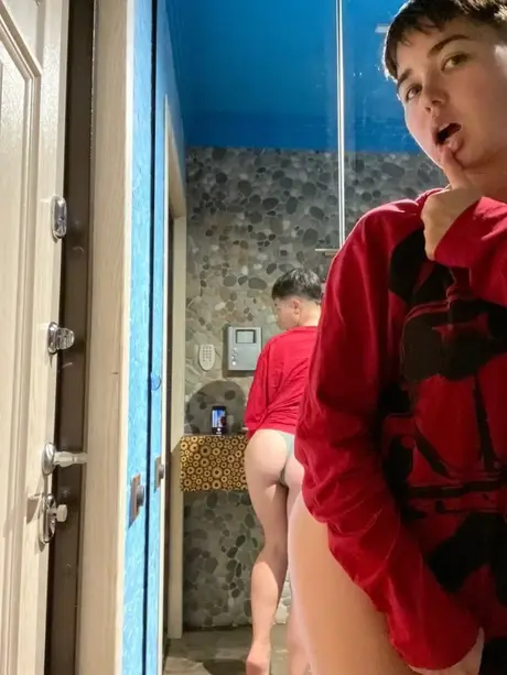 Brunette Malika opent haar benen wijd om een sextoy in haar kut te nemen