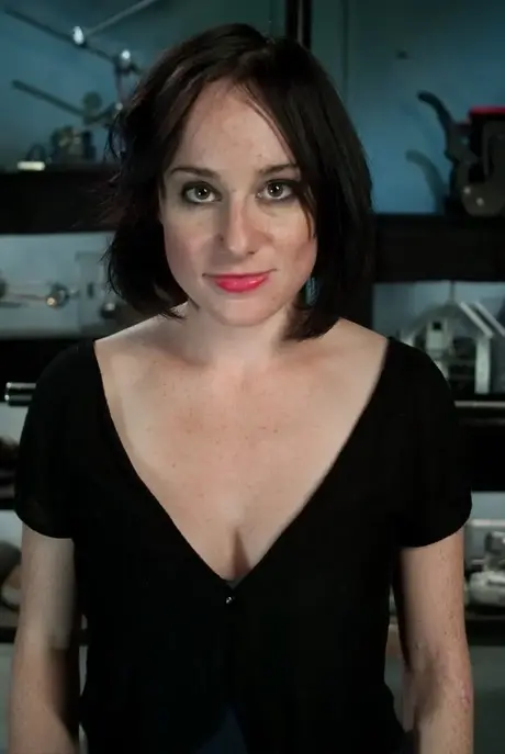Die brünette Scarlet Faux zieht sich aus und wird von einer Maschine genommen