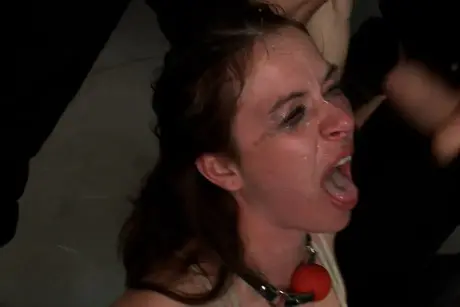 La soumise brune Nicole Rider participe à une gangbang BDSM intense