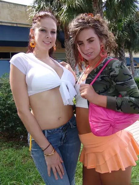 De voluptueuze Gianna Michaels en de gretige Naomi kleden zich uit en knuffelen