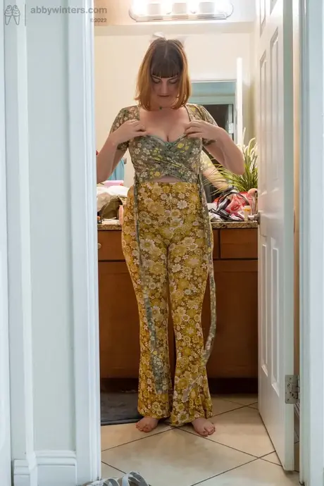 Kurviga Lucy Q visar upp sin stora rumpa och sina bröst när hon klär på sig i sitt rum