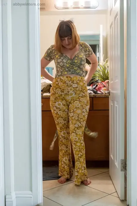 Kurviga Lucy Q visar upp sin stora rumpa och sina bröst när hon klär på sig i sitt rum