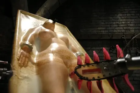 Christina Carter, submisivní MILF, je šukána sexuálními hračkami ve vakuové posteli