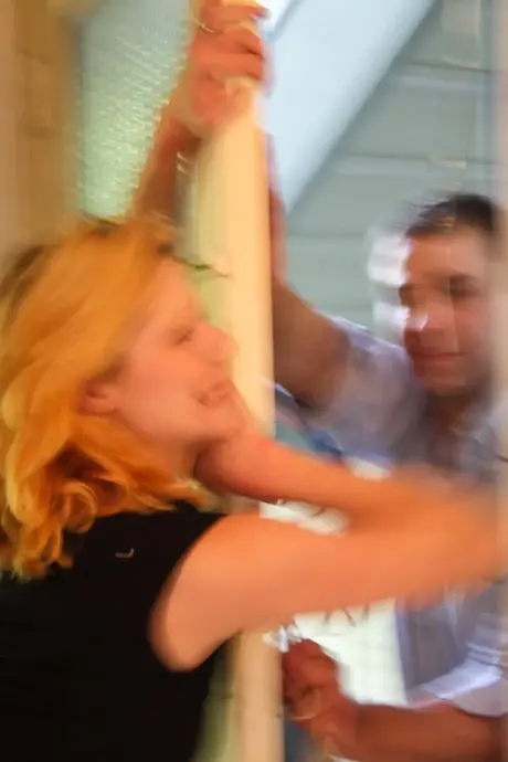 Cindy, de blonde schoonheid, is in een hogtie vastgebonden met haar mond volgepropt en dichtgeplakt