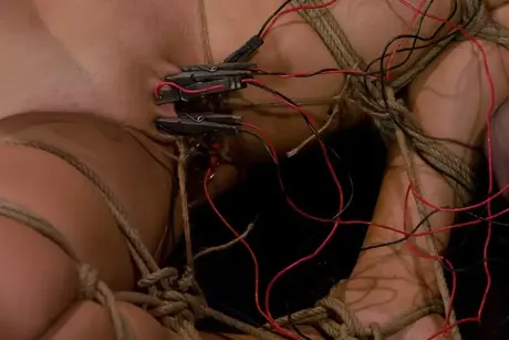 Claire Adams dominerar Davina Darling i lesbiskt bondage-spel