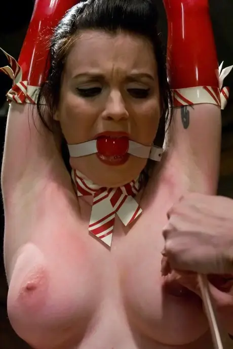 Claire Adams, den kinky domme, binder Sybil Hawthorne og bruger legetøj på hende i en fangekælder