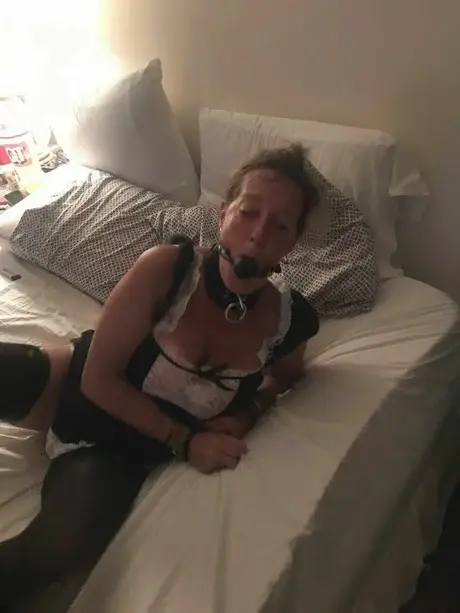 Collection de femmes caucasiennes attachées dans divers lieux
