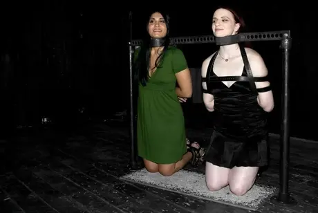 Grausamer Meister fesselt Claire Adams, Jade Indica und Sarah Jane Ceylon
