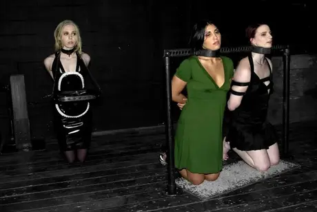 Grausamer Meister fesselt Claire Adams, Jade Indica und Sarah Jane Ceylon