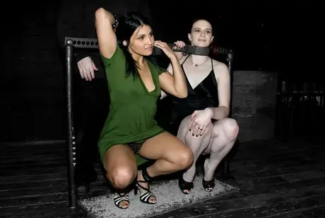 Grausamer Meister fesselt Claire Adams, Jade Indica und Sarah Jane Ceylon