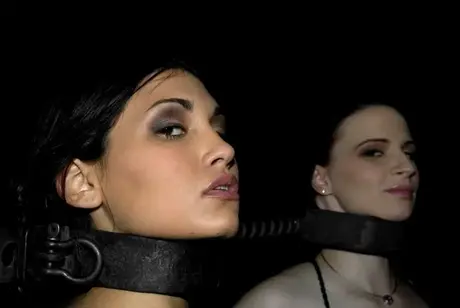Grausamer Meister fesselt Claire Adams, Jade Indica und Sarah Jane Ceylon