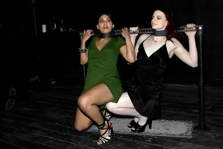Grausamer Meister fesselt Claire Adams, Jade Indica und Sarah Jane Ceylon