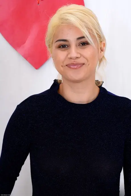 La blonde plantureuse Penelope Reed dévoile ses seins et ouvre sa chatte poilue